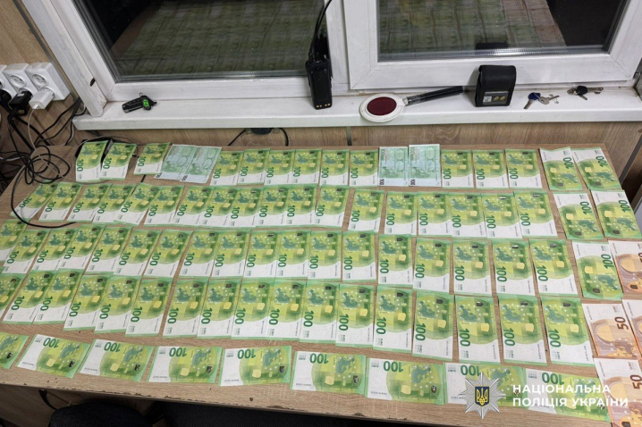 Військовий капелан з Київщини за 9 тис. євро возив чоловіків через Буковину до Румунії