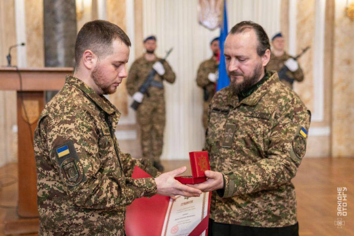 У Чернівцях до річниці Нацгвардії нагородили військових та презентували книгу про героїв У Чернівцях до річниці Нацгвардії нагородили військових та презентували книгу про героїв