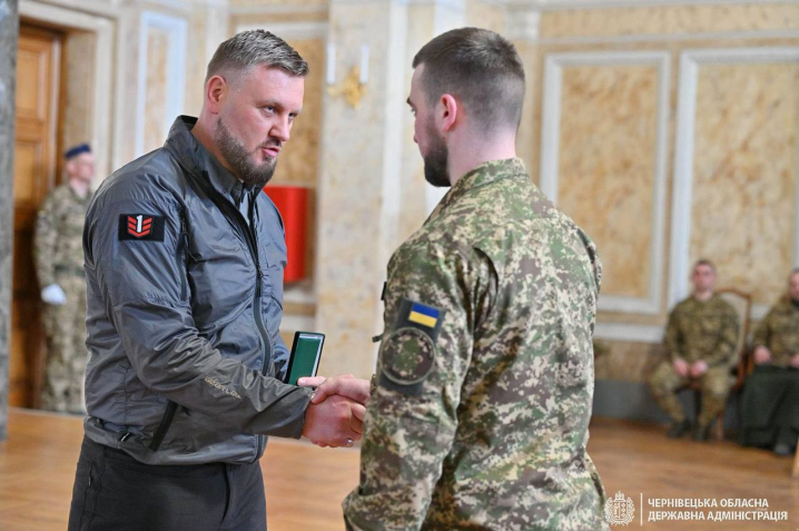 У Чернівцях до річниці Нацгвардії нагородили військових та презентували книгу про героїв У Чернівцях до річниці Нацгвардії нагородили військових та презентували книгу про героїв