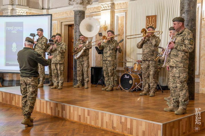 У Чернівцях до річниці Нацгвардії нагородили військових та презентували книгу про героїв У Чернівцях до річниці Нацгвардії нагородили військових та презентували книгу про героїв