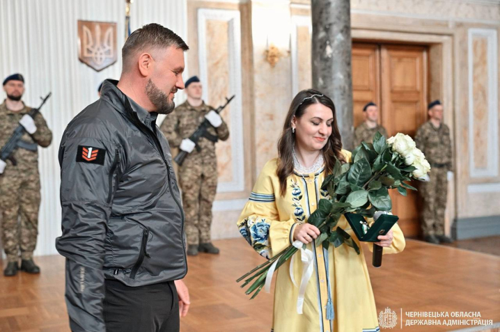 У Чернівцях до річниці Нацгвардії нагородили військових та презентували книгу про героїв У Чернівцях до річниці Нацгвардії нагородили військових та презентували книгу про героїв