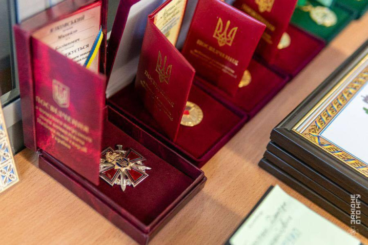 У Чернівцях до річниці Нацгвардії нагородили військових та презентували книгу про героїв У Чернівцях до річниці Нацгвардії нагородили військових та презентували книгу про героїв