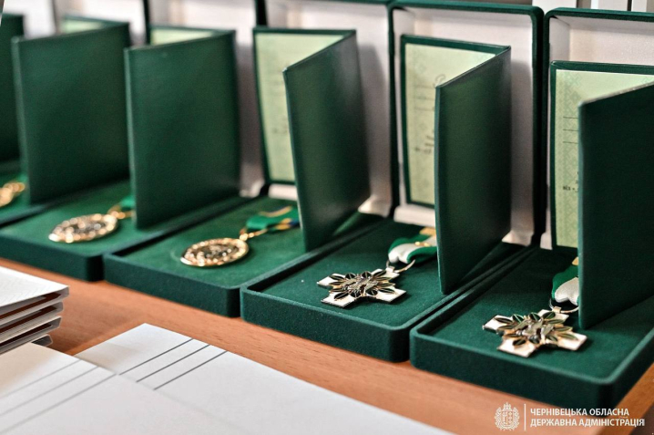 У Чернівцях до річниці Нацгвардії нагородили військових та презентували книгу про героїв У Чернівцях до річниці Нацгвардії нагородили військових та презентували книгу про героїв