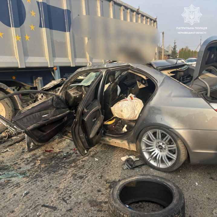 Моторошна ДТП на виїзді з Чернівців: легковик влетів у вантажівку