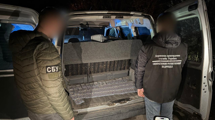 На Закарпатті затримали двох буковинців, які незаконно переправляли чоловіків за кордон На Закарпатті затримали двох буковинців, які незаконно переправляли чоловіків за кордон