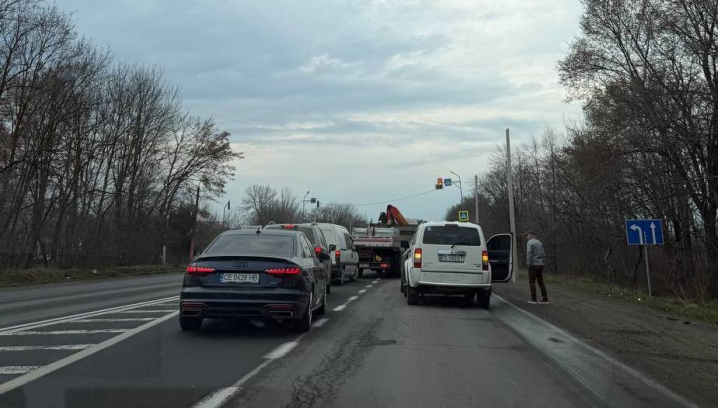 Траса стоїть. На виїзді з Чернівців сталася ДТП