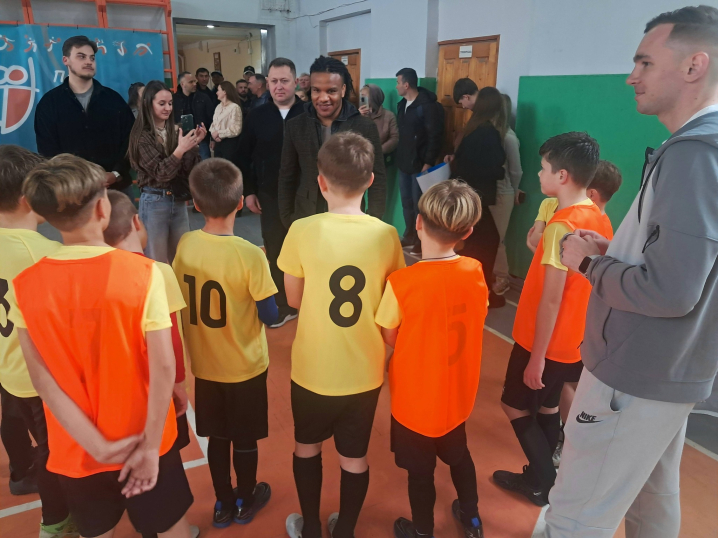 Олімпійський чемпіон Жан Беленюк провів тренування для юних футболістів у Чернівцях