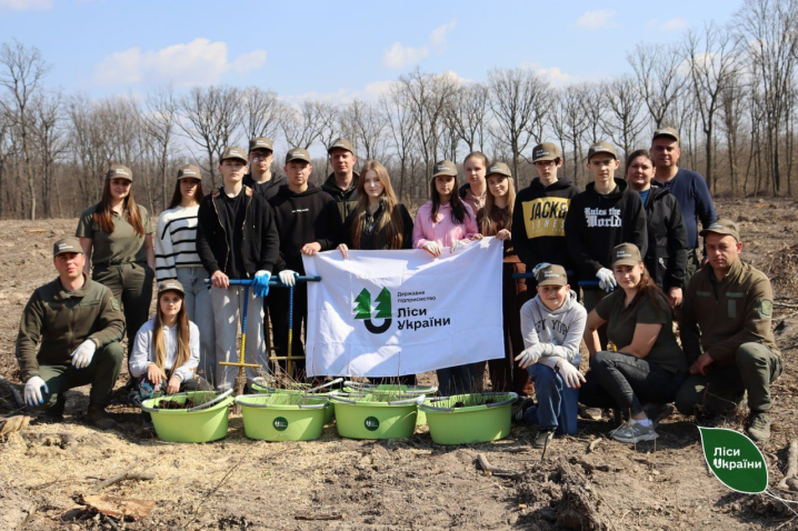 На Сокирянщині старшокласники разом із лісівниками висадили дуби