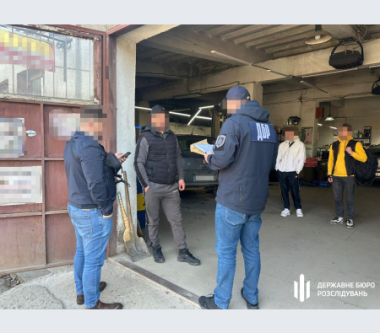 Замість служби продавали хустки на базарі для командира і працювали на СТО — в Чернівцях ДБР викрило схему у військовому госпіталі