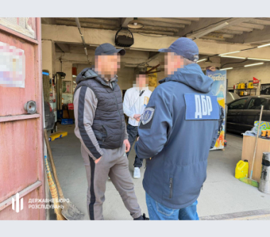 Замість служби продавали хустки на базарі для командира і працювали на СТО — в Чернівцях ДБР викрило схему у військовому госпіталі