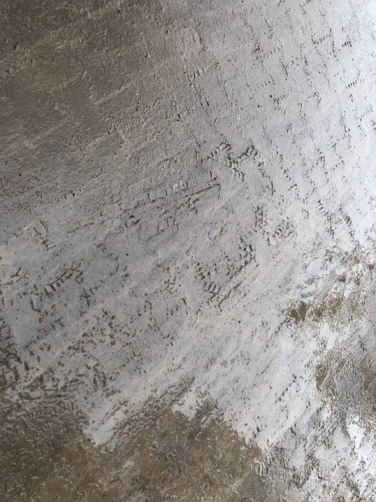 На Проспекті після дощів неприбраний пісок на тротуарах перетворився у болотяне місиво На Проспекті після дощів неприбраний пісок на тротуарах перетворився у болотяне місиво