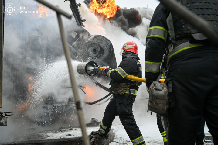 Росія атакувала енергетичну інфраструктуру на Буковині: спалахнула пожежа