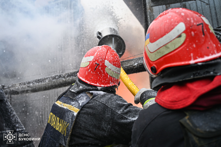 Росія атакувала енергетичну інфраструктуру на Буковині: спалахнула пожежа