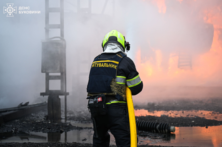 Росія атакувала енергетичну інфраструктуру на Буковині: спалахнула пожежа