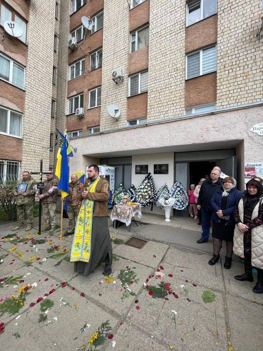 Чернівці провели в останній шлях молодого відважного Героя Олега Семенюка Чернівці провели в останній шлях молодого відважного Героя Олега Семенюка