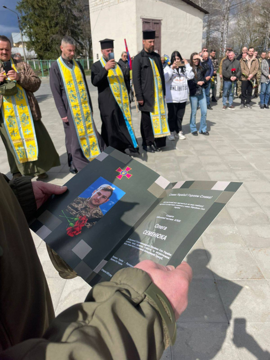 Чернівці провели в останній шлях молодого відважного Героя Олега Семенюка Чернівці провели в останній шлях молодого відважного Героя Олега Семенюка