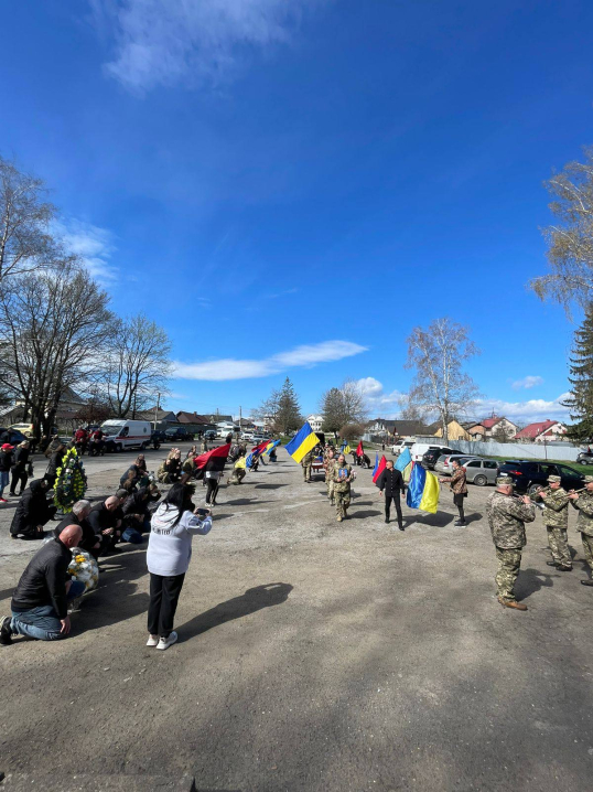 Чернівці провели в останній шлях молодого відважного Героя Олега Семенюка Чернівці провели в останній шлях молодого відважного Героя Олега Семенюка