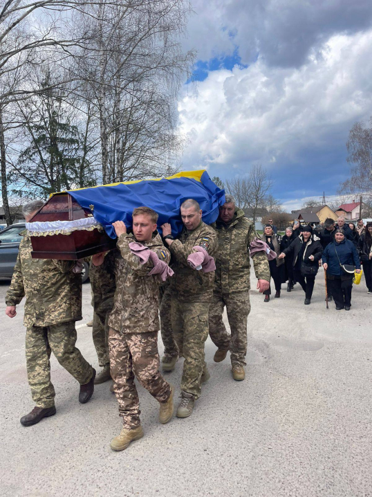 Чернівці провели в останній шлях молодого відважного Героя Олега Семенюка Чернівці провели в останній шлях молодого відважного Героя Олега Семенюка