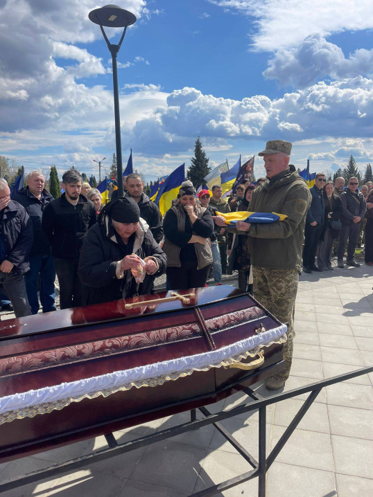 Чернівці провели в останній шлях молодого відважного Героя Олега Семенюка Чернівці провели в останній шлях молодого відважного Героя Олега Семенюка