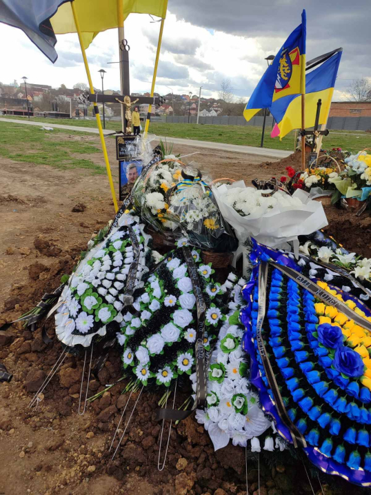 Чернівці провели в останній шлях молодого відважного Героя Олега Семенюка Чернівці провели в останній шлях молодого відважного Героя Олега Семенюка