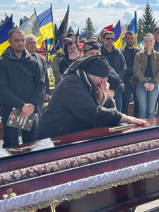 Чернівці провели в останній шлях молодого відважного Героя Олега Семенюка Чернівці провели в останній шлях молодого відважного Героя Олега Семенюка