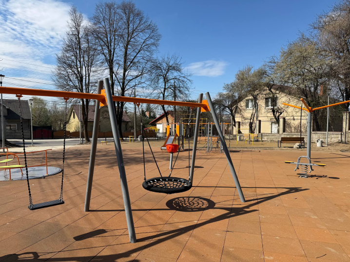 У Чернівцях триває оновлення двох дитячих майданчиків на вулиці Руській У Чернівцях триває оновлення двох дитячих майданчиків на вулиці Руській