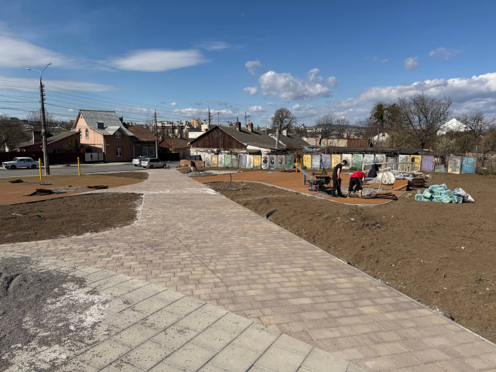 У Чернівцях триває оновлення двох дитячих майданчиків на вулиці Руській У Чернівцях триває оновлення двох дитячих майданчиків на вулиці Руській