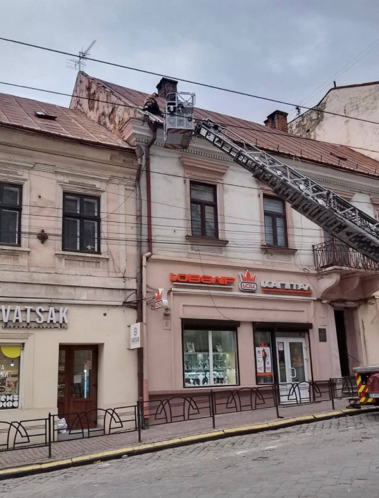 У Чернівцях буревій зірвав дах з будинку на вулиці Головній У Чернівцях буревій зірвав дах з будинку на вулиці Головній