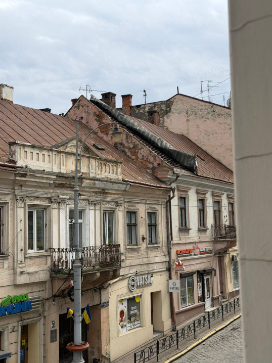 У Чернівцях буревій зірвав дах з будинку на вулиці Головній У Чернівцях буревій зірвав дах з будинку на вулиці Головній