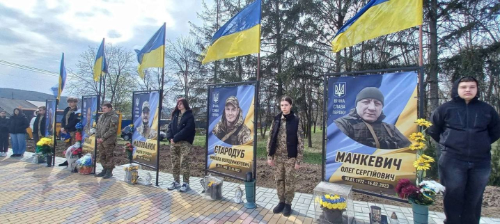 На Алеї Слави на Сокирянщині встановили пам’ятний банер на честь Героя Віталія Антонюка