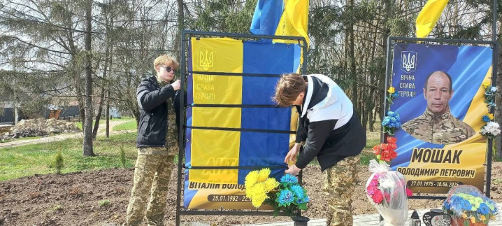 На Алеї Слави на Сокирянщині встановили пам’ятний банер на честь Героя Віталія Антонюка