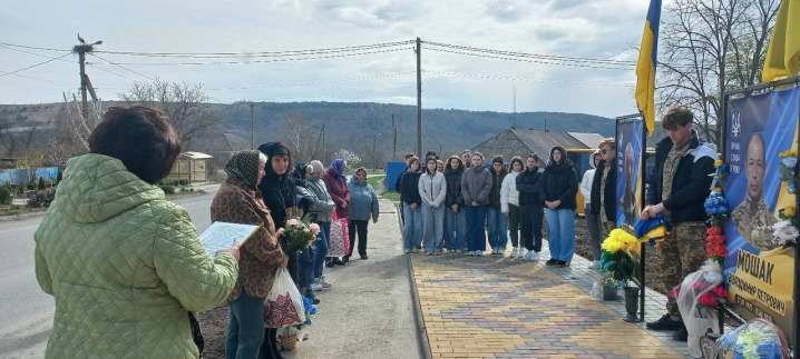 На Алеї Слави на Сокирянщині встановили пам’ятний банер на честь Героя Віталія Антонюка