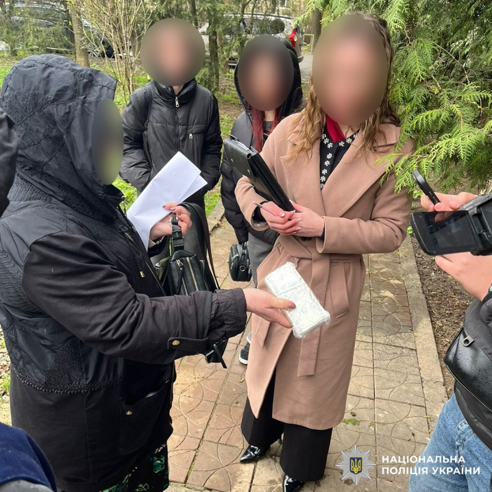 25 тисяч доларів за інвалідність. У Чернівцях затримали жінку, яка обіцяла чоловіку оформити непридатність