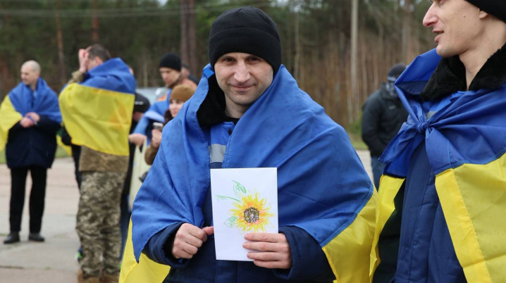 Напередодні Великодня Україна повернула з полону ще 175 військових Напередодні Великодня Україна повернула з полону ще 175 військових