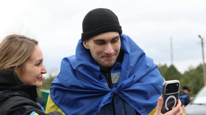 Напередодні Великодня Україна повернула з полону ще 175 військових Напередодні Великодня Україна повернула з полону ще 175 військових