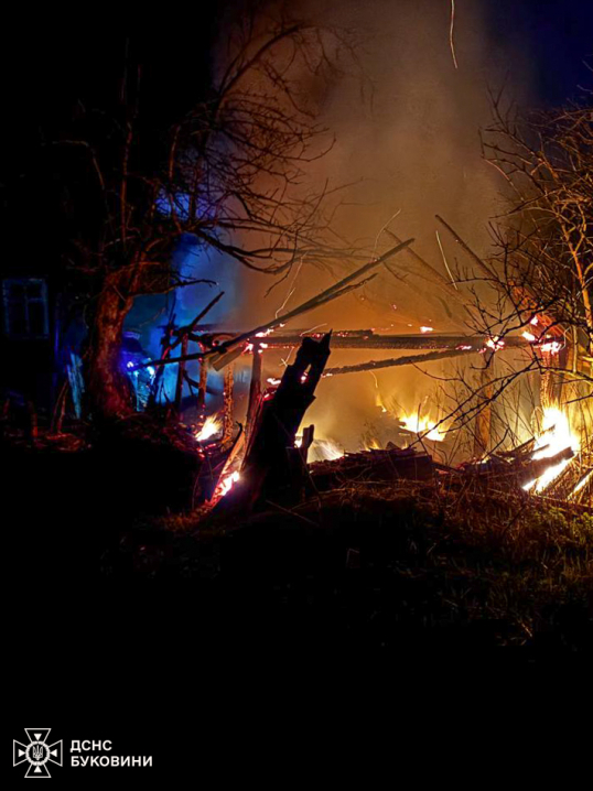 На Буковині сталися пожежі: горіли господарська будівля та підземні смітники На Буковині сталися пожежі: горіли господарська будівля та підземні смітники