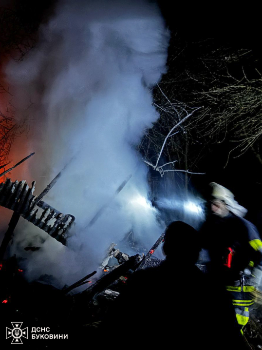 На Буковині сталися пожежі: горіли господарська будівля та підземні смітники На Буковині сталися пожежі: горіли господарська будівля та підземні смітники