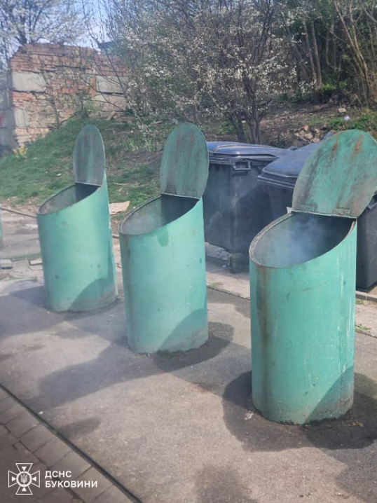 На Буковині сталися пожежі: горіли господарська будівля та підземні смітники На Буковині сталися пожежі: горіли господарська будівля та підземні смітники