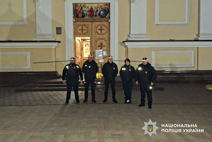 У Великдень богослужіння на Буковині відбулися спокійно під посиленим наглядом поліції