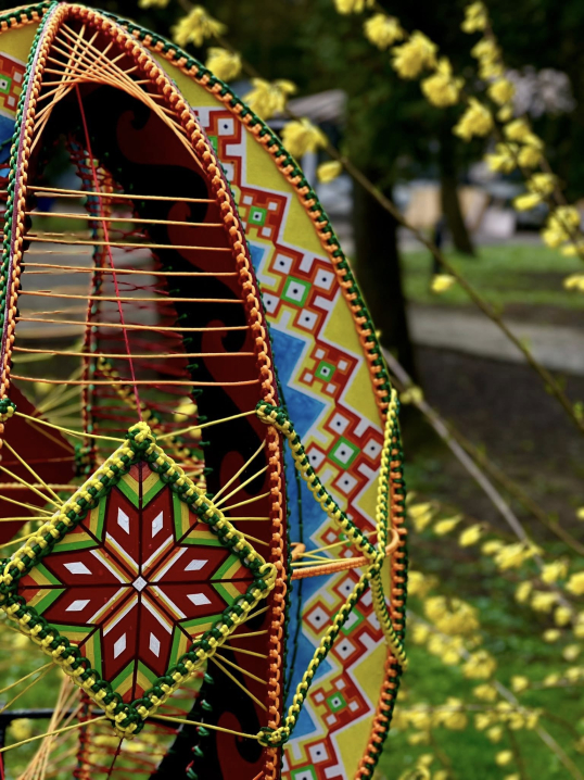 Великодні фотозони у парках Чернівців: де зробити святкові світлини