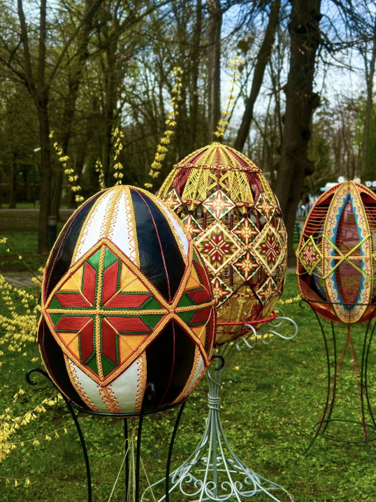 Великодні фотозони у парках Чернівців: де зробити святкові світлини