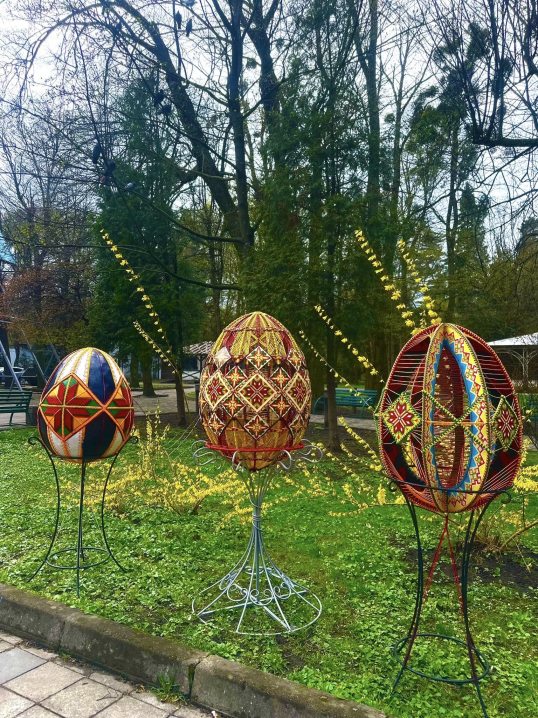 Великодні фотозони у парках Чернівців: де зробити святкові світлини