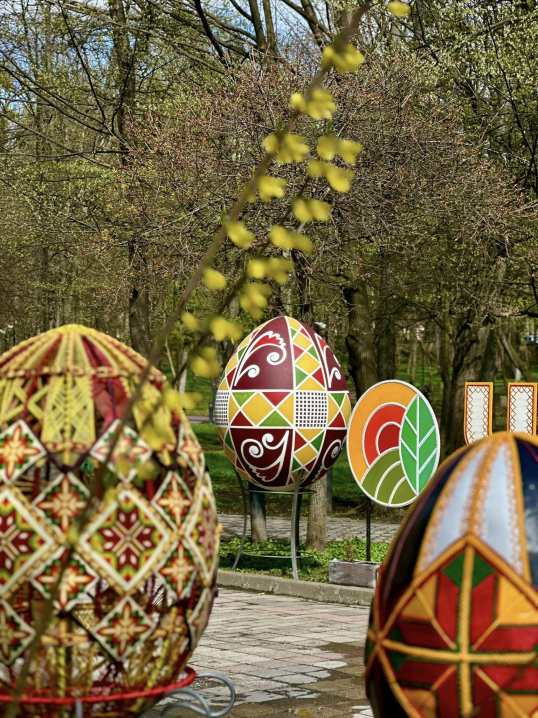 Великодні фотозони у парках Чернівців: де зробити святкові світлини