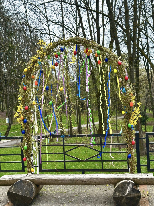 Великодні фотозони у парках Чернівців: де зробити святкові світлини