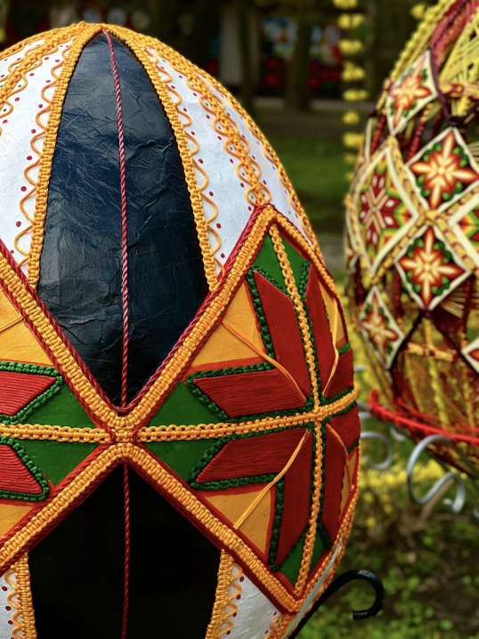 Великодні фотозони у парках Чернівців: де зробити святкові світлини