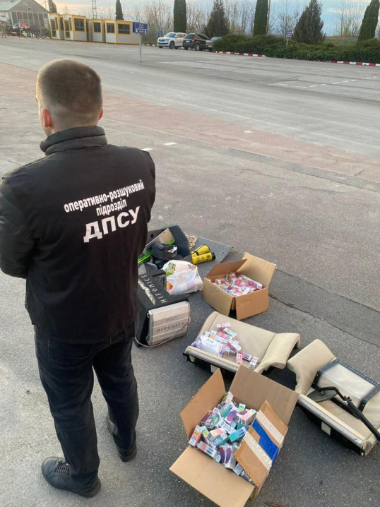 Через рідини для вейпу позбулися авто. На Буковині затримали двох чоловіків на спробі контрабнади