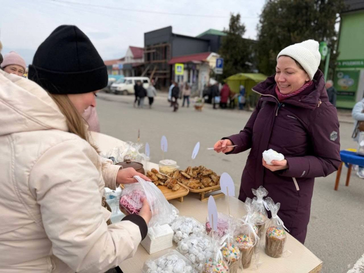 У Новодністровську люди зібрали 100 тисяч гривень для земляків на фронті