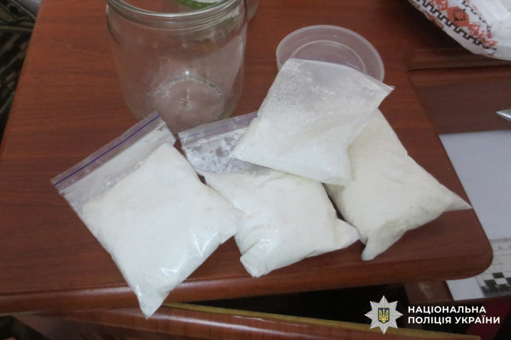 На Буковині чоловік зберігав і продавав наркотичні та психотропні речовини