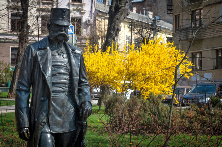 Квітневі Чернівці у об'єктиві чернівецького фотографа Квітневі Чернівці у об'єктиві чернівецького фотографа