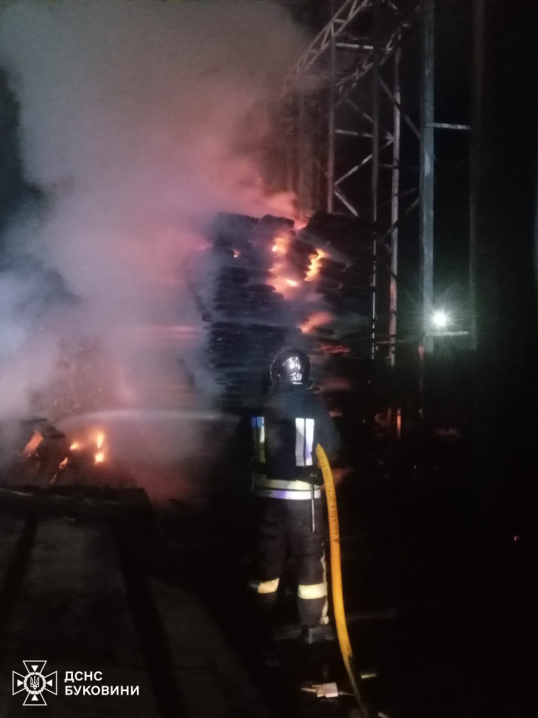 У Лужанах горів цех з пиломатреіалами